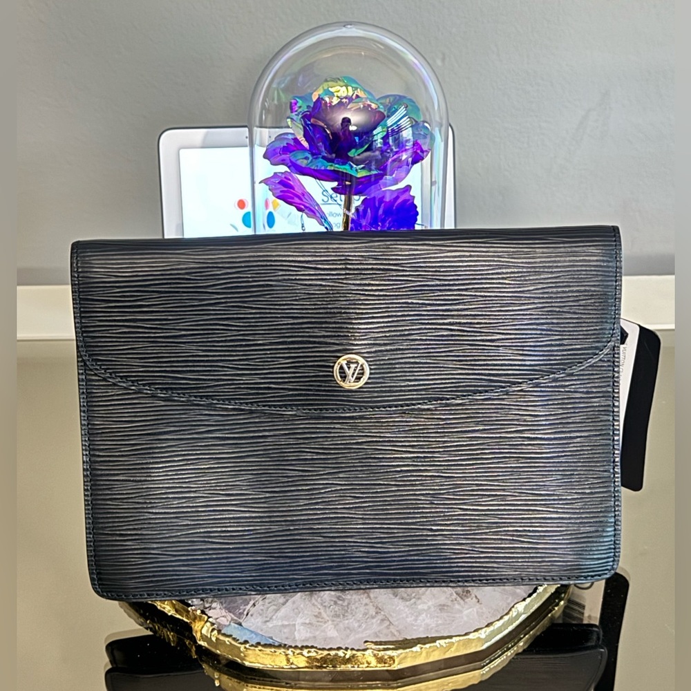 LOUIS VUITTON Epi Montaigne Clutch